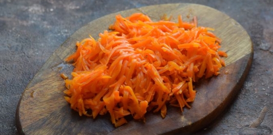 Слоёный салат с курицей, морковью, солёными огурцами и зелёным горошком