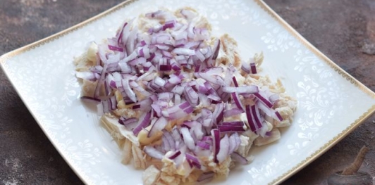 Слоёный салат с курицей, морковью, солёными огурцами и зелёным горошком