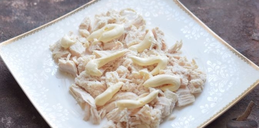 Слоёный салат с курицей, морковью, солёными огурцами и зелёным горошком