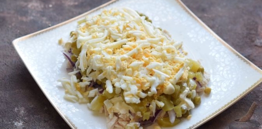 Слоёный салат с курицей, морковью, солёными огурцами и зелёным горошком