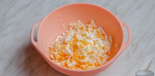 Слоёный салат с ветчиной, сыром, яйцами и зелёным горошком