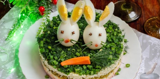 Слоёный салат с ветчиной, сыром, яйцами и зелёным горошком