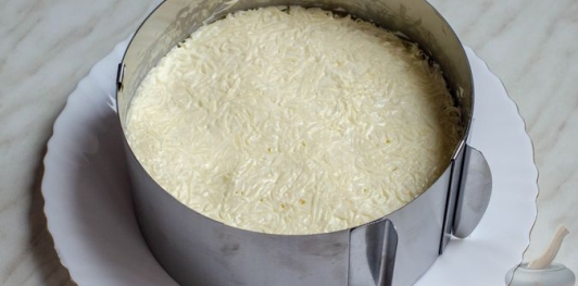 Слоёный салат с ветчиной, сыром, яйцами и зелёным горошком