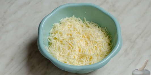 Слоёный салат с ветчиной, сыром, яйцами и зелёным горошком