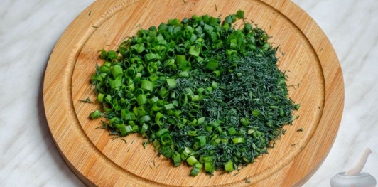 Слоёный салат с ветчиной, сыром, яйцами и зелёным горошком