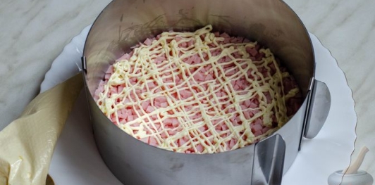 Слоёный салат с ветчиной, сыром, яйцами и зелёным горошком