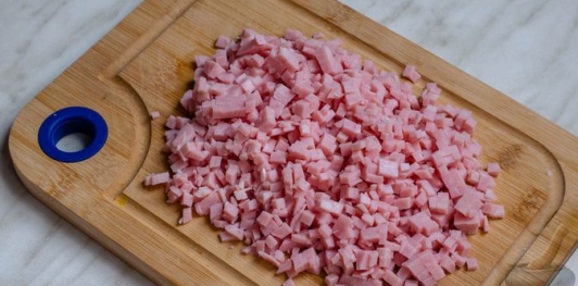 Слоёный салат с ветчиной, сыром, яйцами и зелёным горошком
