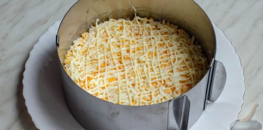 Слоёный салат с ветчиной, сыром, яйцами и зелёным горошком