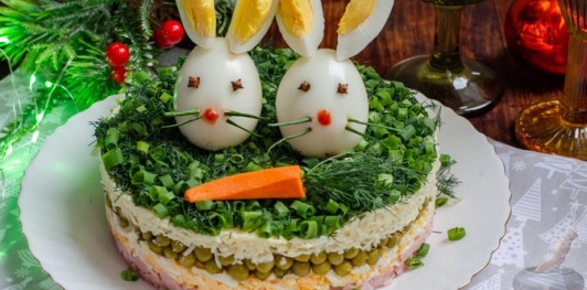 Слоёный салат с ветчиной, сыром, яйцами и зелёным горошком