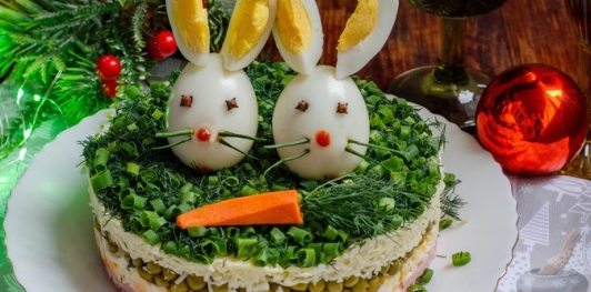 Слоёный салат с ветчиной, сыром, яйцами и зелёным горошком