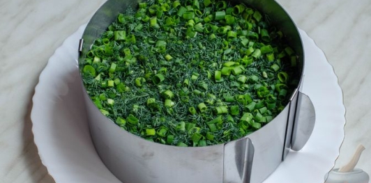 Слоёный салат с ветчиной, сыром, яйцами и зелёным горошком