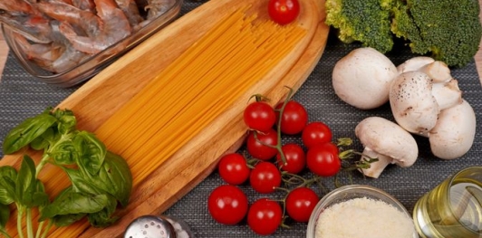 Спагетти с брокколи, креветками и грибами