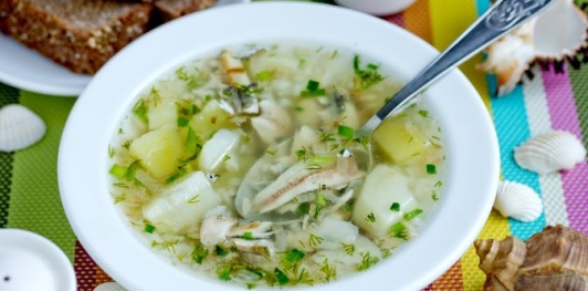 Суп с мойвой, картофелем и рисом