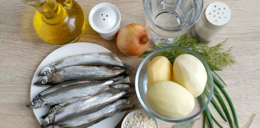 Суп с мойвой, картофелем и рисом
