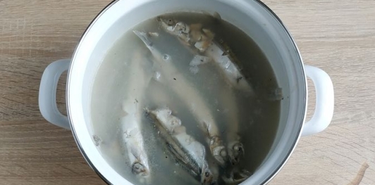 Суп с мойвой, картофелем и рисом