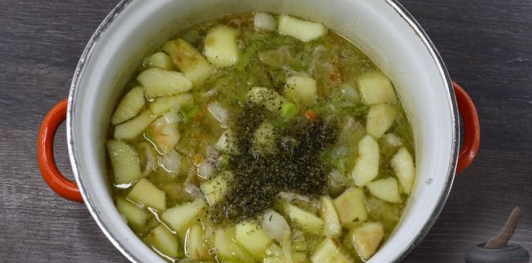 Суп со свининой и яблоками