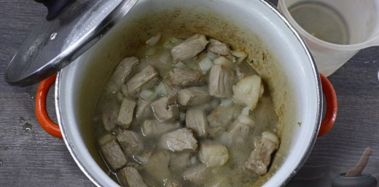 Суп со свининой и яблоками
