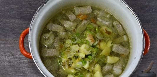 Суп со свининой и яблоками
