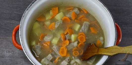 Суп со свининой и яблоками