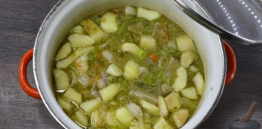 Суп со свининой и яблоками
