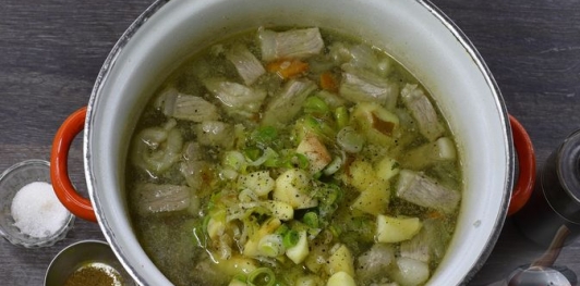 Суп со свининой и яблоками