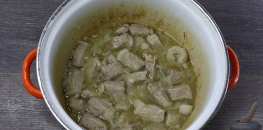 Суп со свининой и яблоками