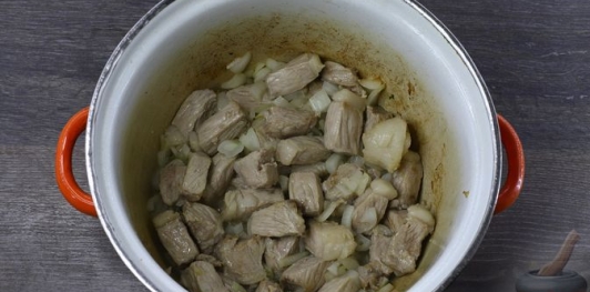 Суп со свининой и яблоками