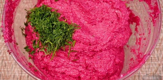 Свекольно-творожная намазка с сыром, орехами и хреном