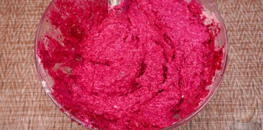Свекольно-творожная намазка с сыром, орехами и хреном