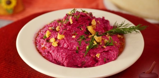Свекольно-творожная намазка с сыром, орехами и хреном