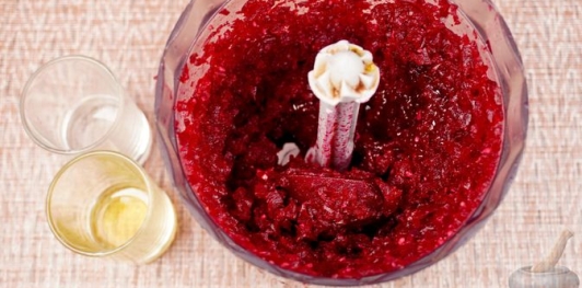 Свекольно-творожная намазка с сыром, орехами и хреном