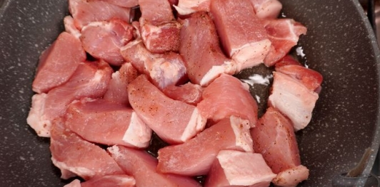 Свинина, тушенная со сливами и тёмным пивом
