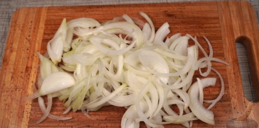 Свинина, тушенная со сливами и тёмным пивом