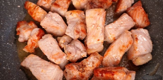 Свинина, тушенная со сливами и тёмным пивом