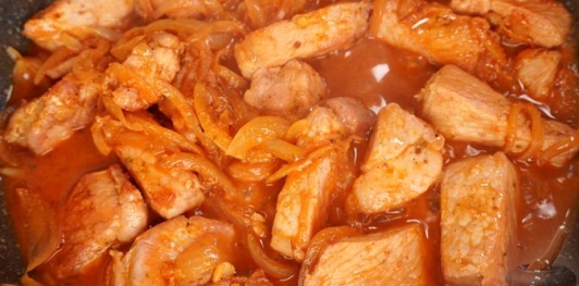 Свинина, тушенная со сливами и тёмным пивом