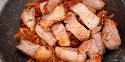 Свинина, тушенная со сливами и тёмным пивом