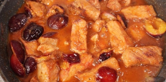 Свинина, тушенная со сливами и тёмным пивом