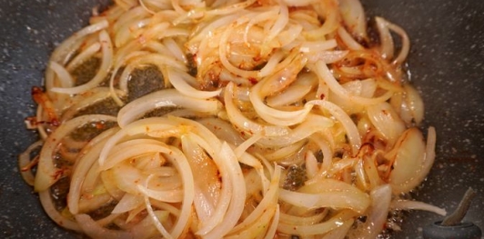 Свинина, тушенная со сливами и тёмным пивом