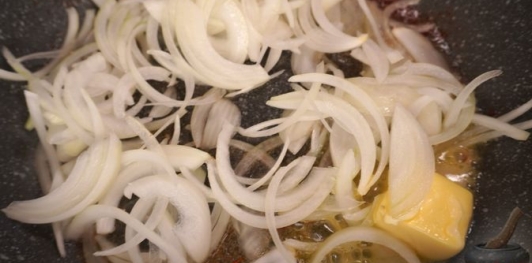 Свинина, тушенная со сливами и тёмным пивом