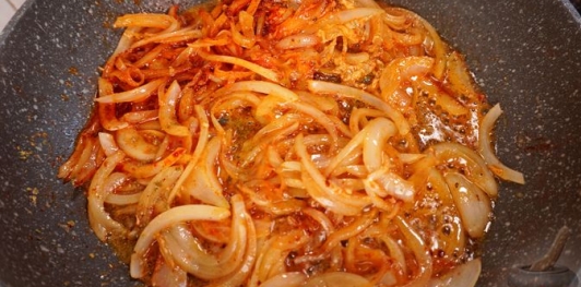 Свинина, тушенная со сливами и тёмным пивом