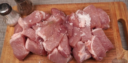 Свинина, тушенная со сливами и тёмным пивом