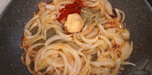 Свинина, тушенная со сливами и тёмным пивом