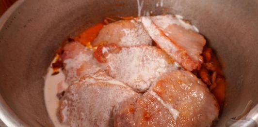 Свинина в сливочном соусе с лисичками