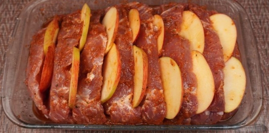 Свинина, запечённая с яблоками