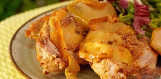 Свинина, запечённая с яблоками