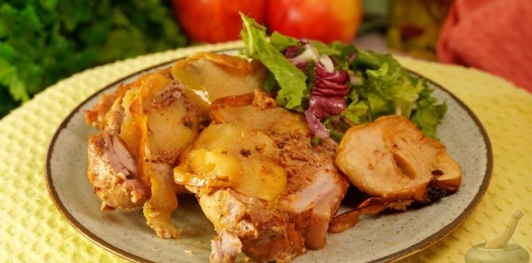 Свинина, запечённая с яблоками