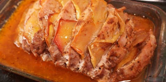 Свинина, запечённая с яблоками