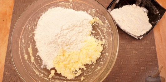 Творожная галета с грушами и корицей