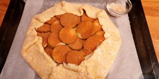 Творожная галета с грушами и корицей