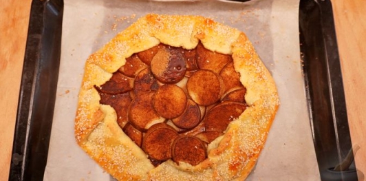 Творожная галета с грушами и корицей